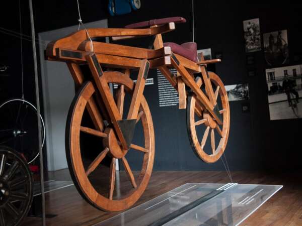 El inventor de la bicicleta Karl Von Drais y su draisiana